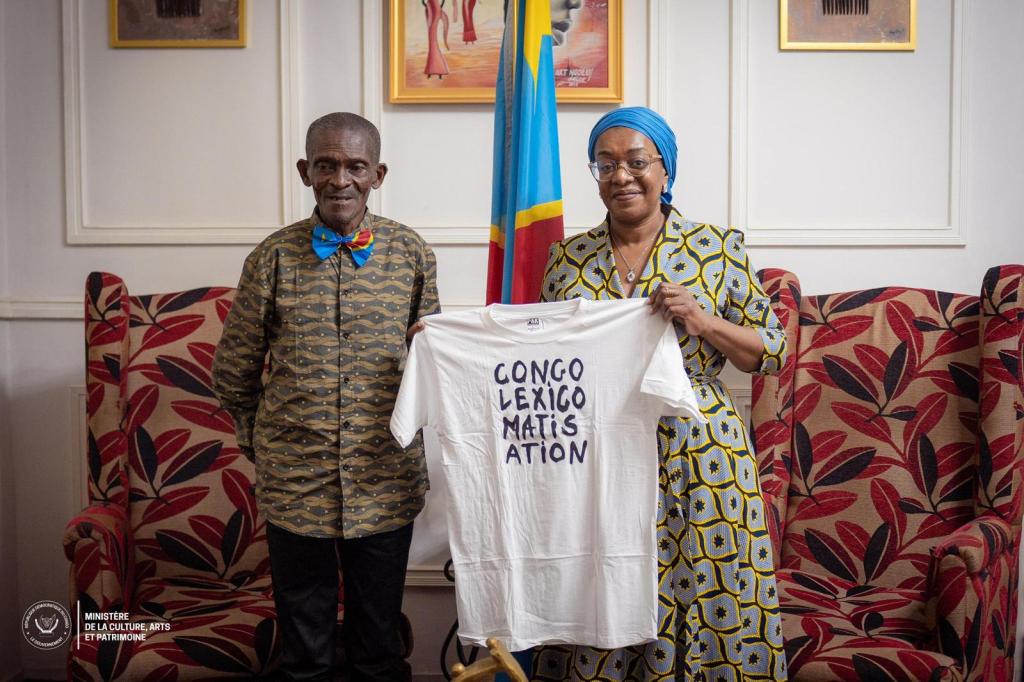 Eddy Malou présente son dico à la Ministre de la Culture